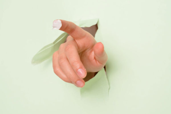 cremă de curățare pe deget